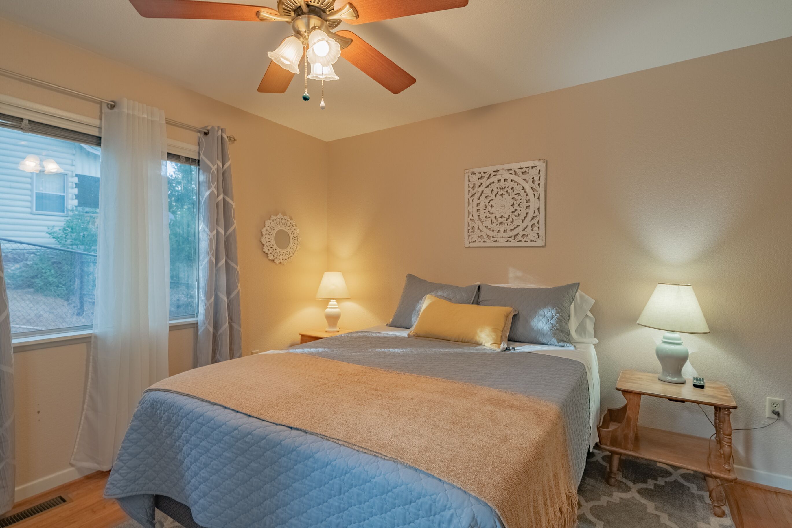 Sweet Retreat - Spectacular little hideaway, cozy family getaway near the lake!