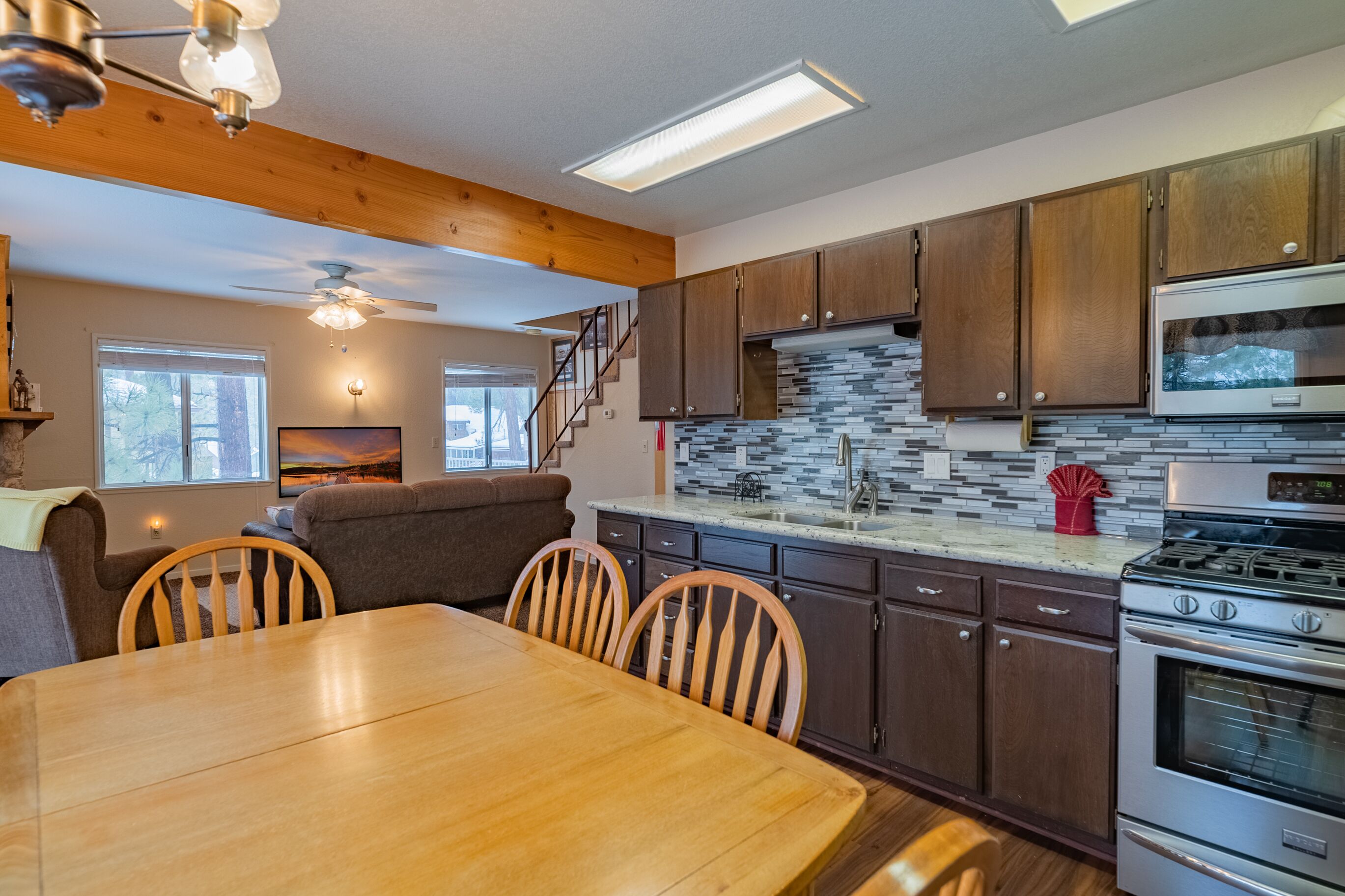 Sweet Retreat - Spectacular little hideaway, cozy family getaway near the lake!