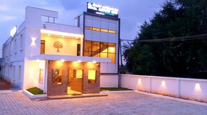 Bagian depan properti - sore/malam