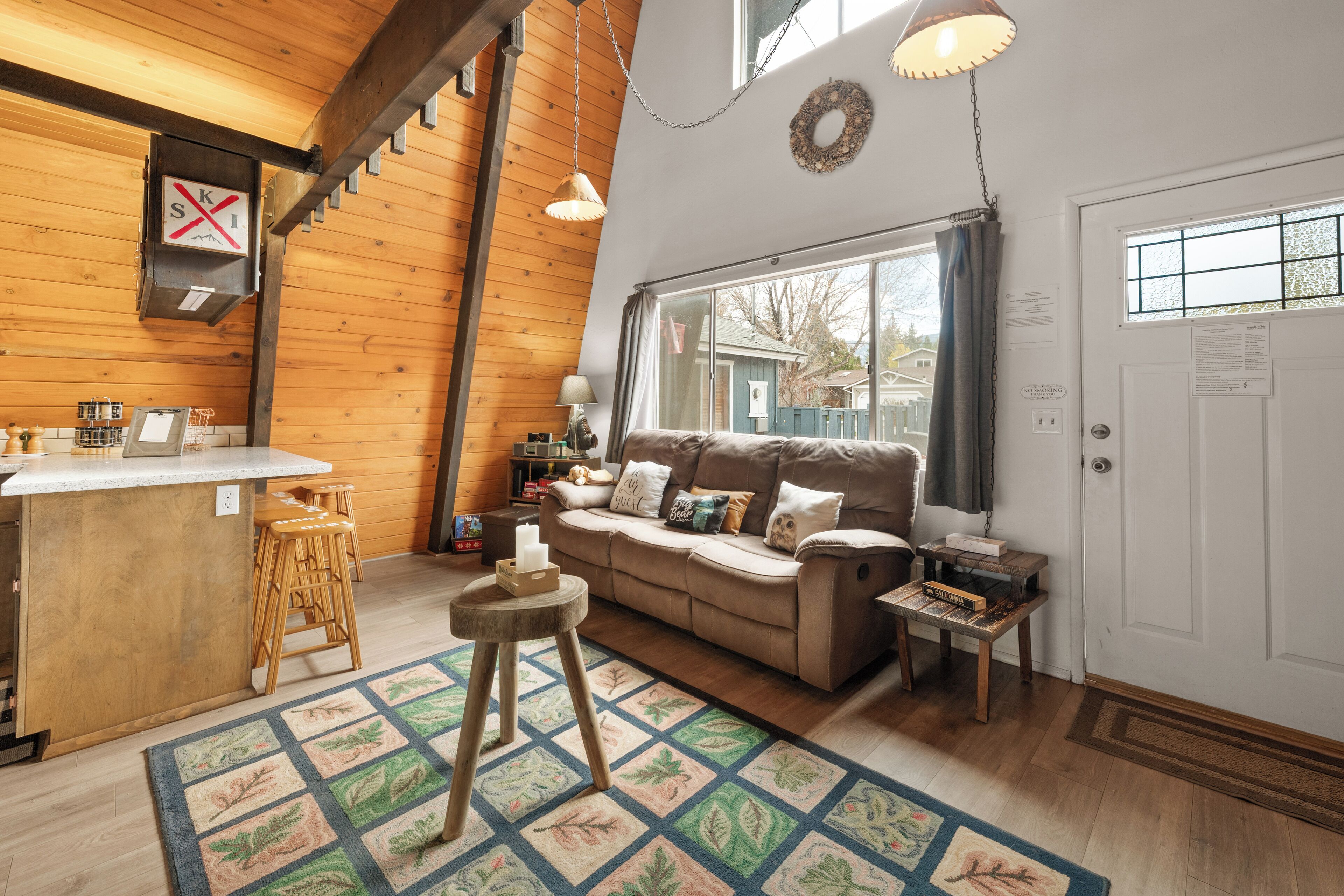 Smart TV, fireplace, streaming services