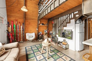 Smart TV, fireplace, streaming services