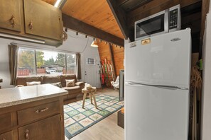 Interior - Bills Big Bear House - Cozy 2 bedroom, Smart TV, BBQ (Big Bear City)