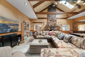 Smart TV, chimenea, reproductor de DVD, futbolito