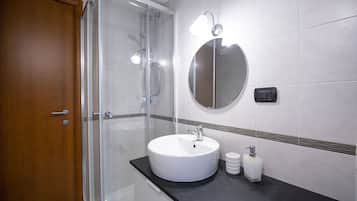 Camera doppia, vista valle (Stregatto) | Bagno | Asciugacapelli, bidet, asciugamani, shampoo
