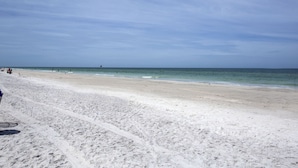 A wide sandy beach with a clear sky. - Waterfront Condo+4 FREE Waterpark Passes-Walk to Beach-Family Favorite-Sleeps 8 (Indian Rocks Beach)
