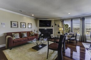 Smart TV, fireplace, DVD player - Stylish house with great location and all amenities. (Daly City)