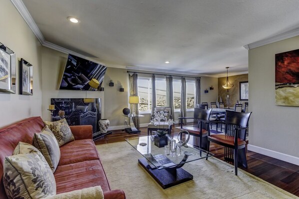 Smart TV, fireplace, DVD player - Stylish house with great location and all amenities. (Daly City)