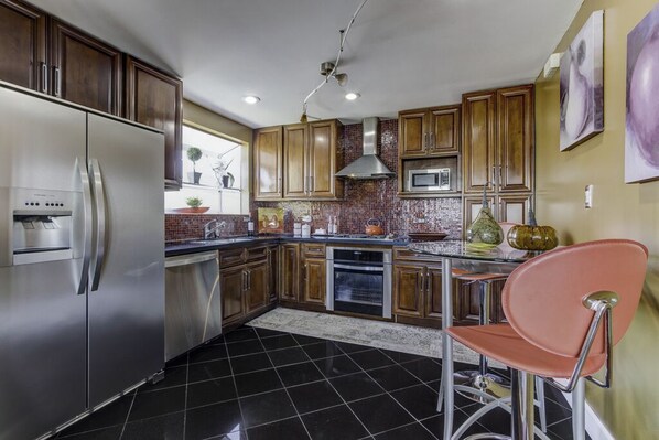 Fridge, microwave, oven, stovetop - Stylish house with great location and all amenities. (Daly City)