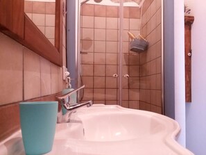 Bathroom sink - Sa domu de ziu Antoneddu (Tuili)