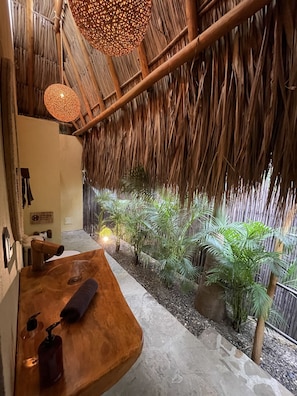 Habitación cuádruple Deluxe | Baño | Regadera, regadera tipo lluvia, toallas, jabón