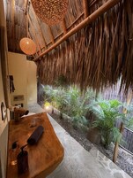 Ducha, cabezal de ducha tipo lluvia, toallas, jabón