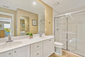 Combined shower/tub, hair dryer, towels