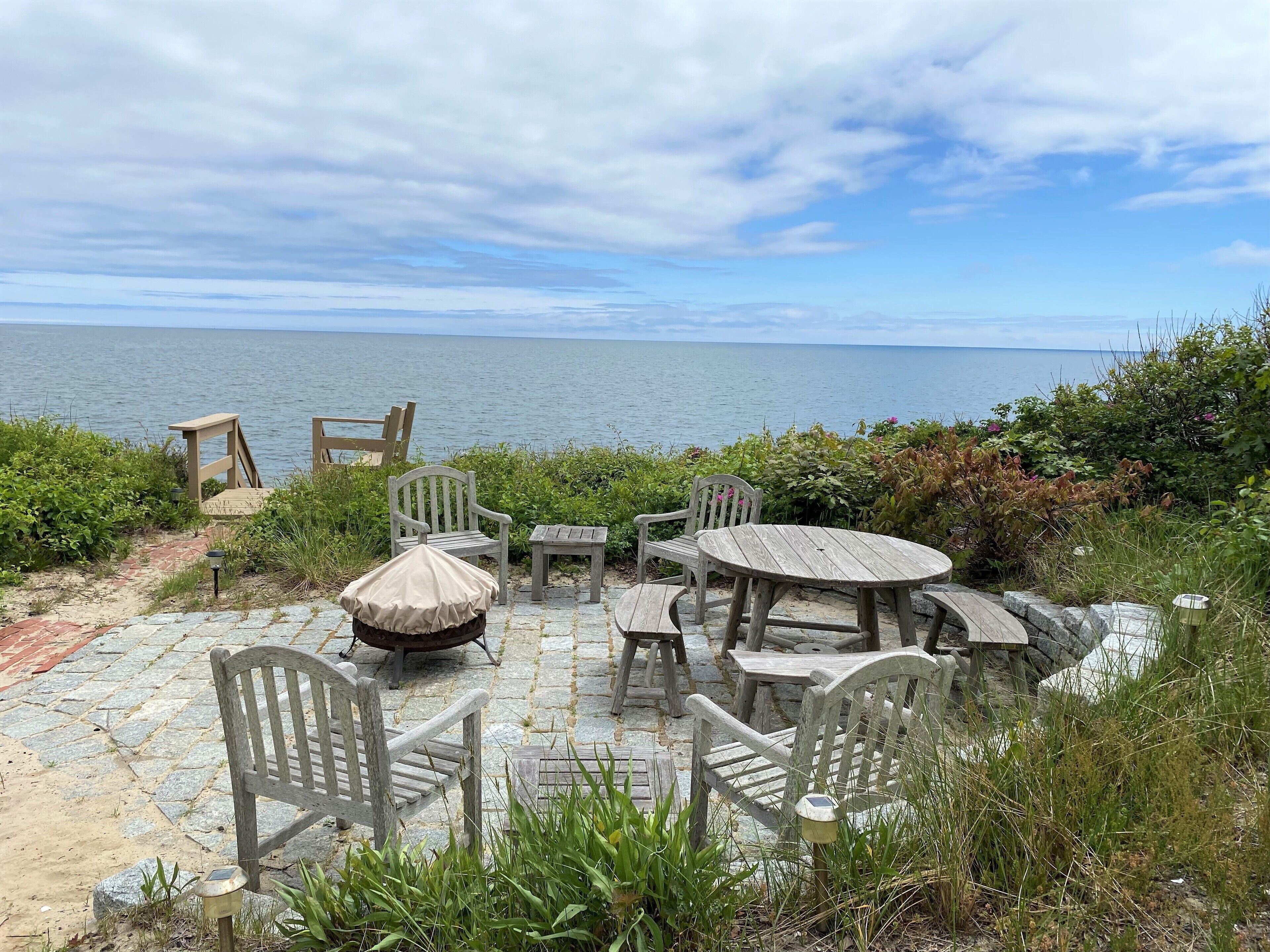 OCEAN FRONT RESIDENCE WITH BEACH ACCESS. 4 BR, 2 Bath large home in Dennis Port on magical Cape Cod.