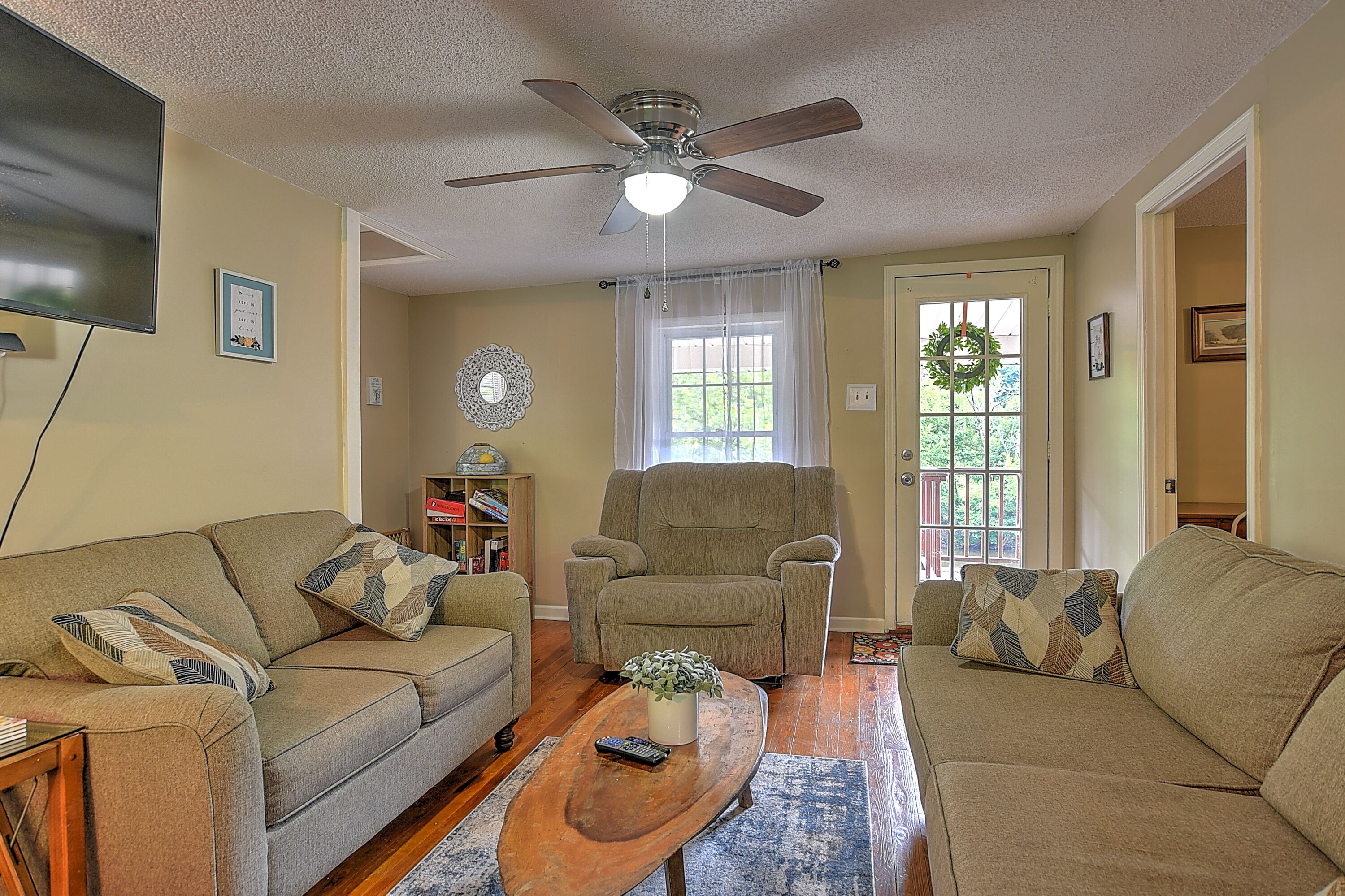 Riverfront - Kayaks & Canoes - King Suite - Wi-Fi - Pet Friendly