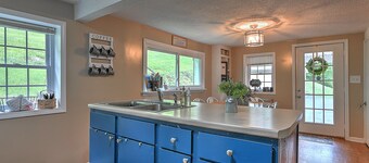 Riverfront - Kayaks & Canoes - King Suite - Wi-Fi - Pet Friendly