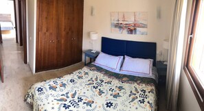 2 slaapkamers, een strijkplank/strijkijzer, reisbedje, wifi