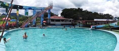 4 piscinas al aire libre, sombrillas