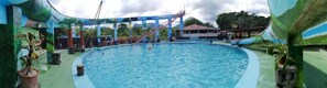 4 piscinas al aire libre, sombrillas
