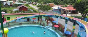 4 piscinas al aire libre, sombrillas
