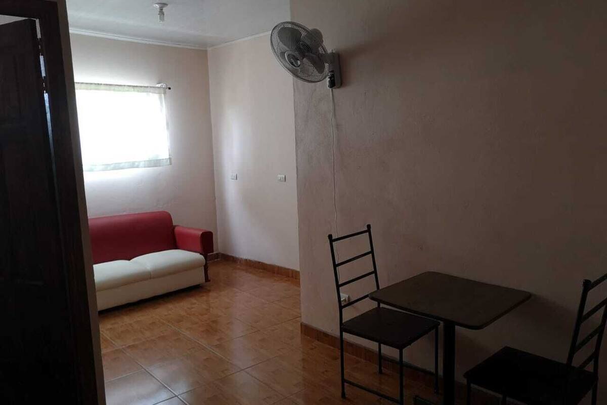 Kamar Keluarga, 2 kamar tidur (6 Beds) | Area keluarga | Televisi layar datar 44-inci dengan saluran TV kabel dan TV