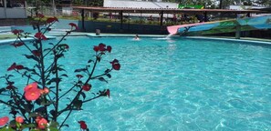 4 piscinas al aire libre, sombrillas