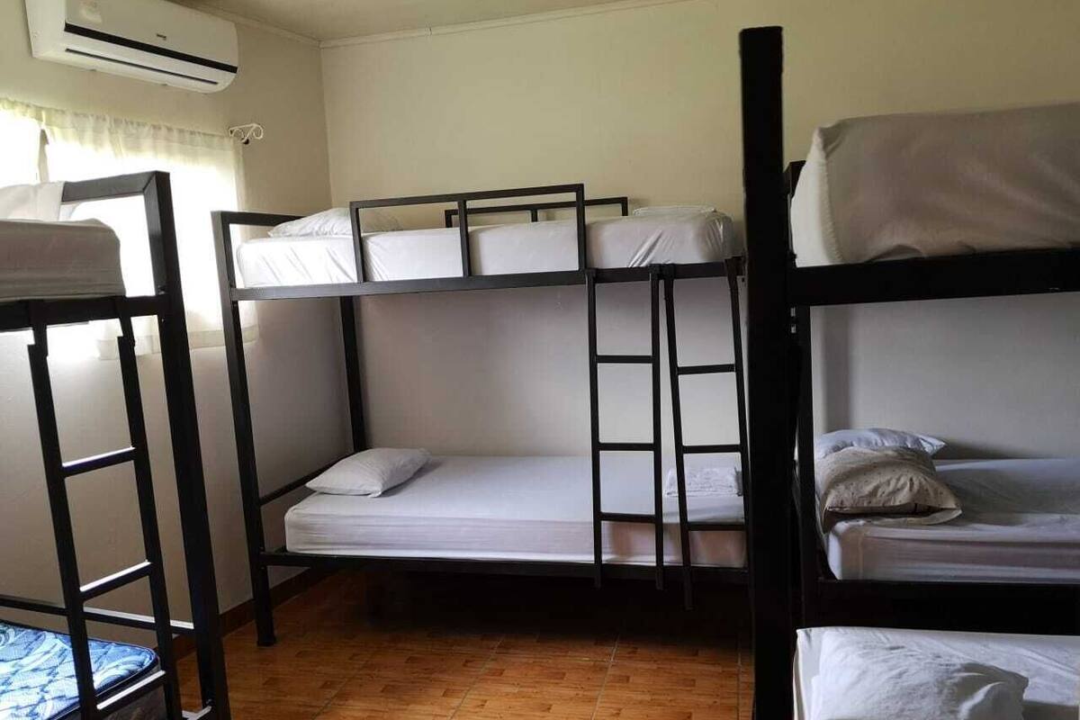 Kamar Keluarga, asrama campuran (8 Beds - A/C) | Wi-Fi gratis dan seprai linen
