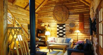 Mt Ashland Homestead, Ashland 10m., 40 acres ridgetop old forest, right by PCT