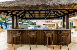 Bar en bord de piscine