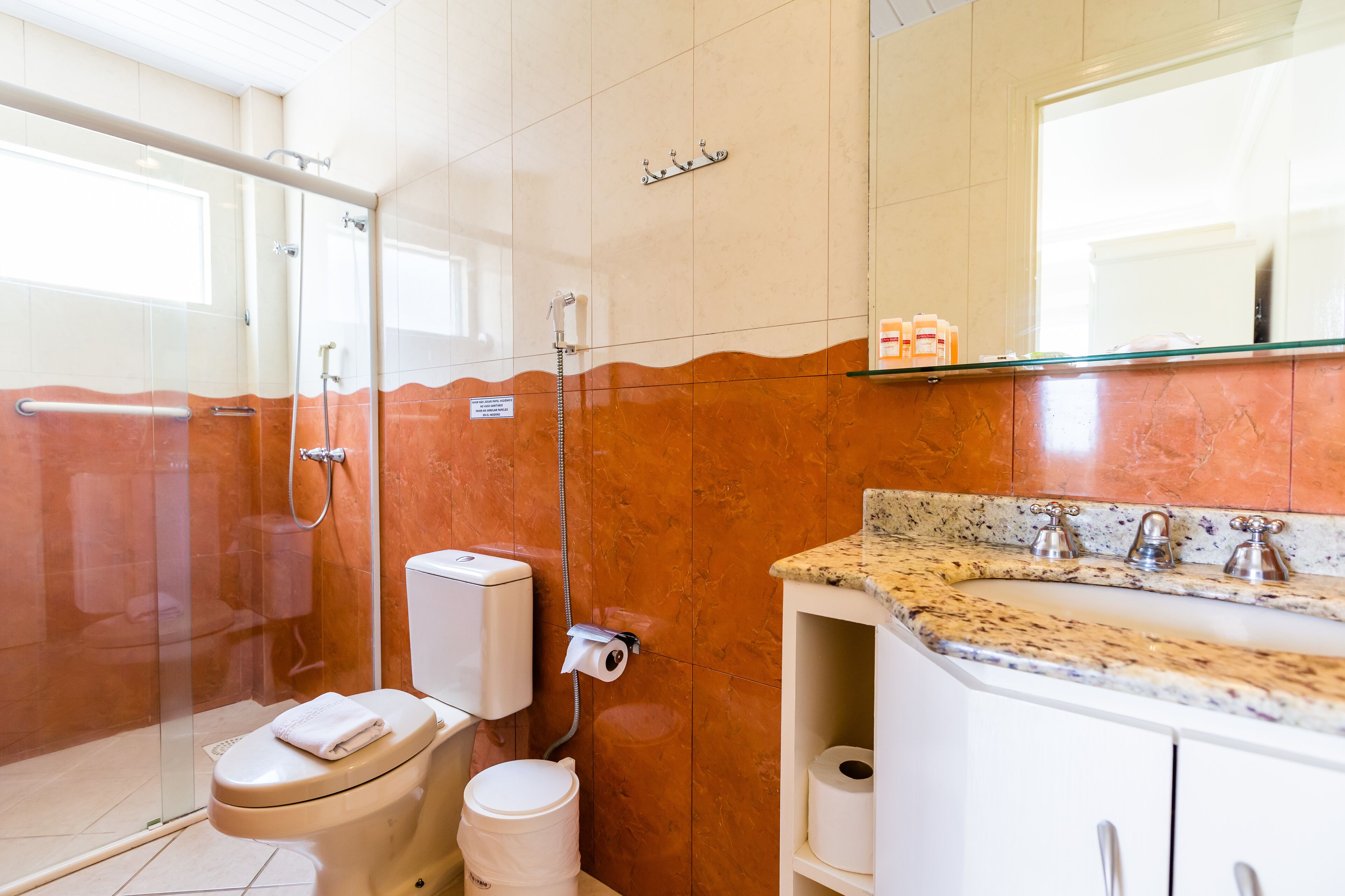 duplo lateral | bathroom | shower, towels