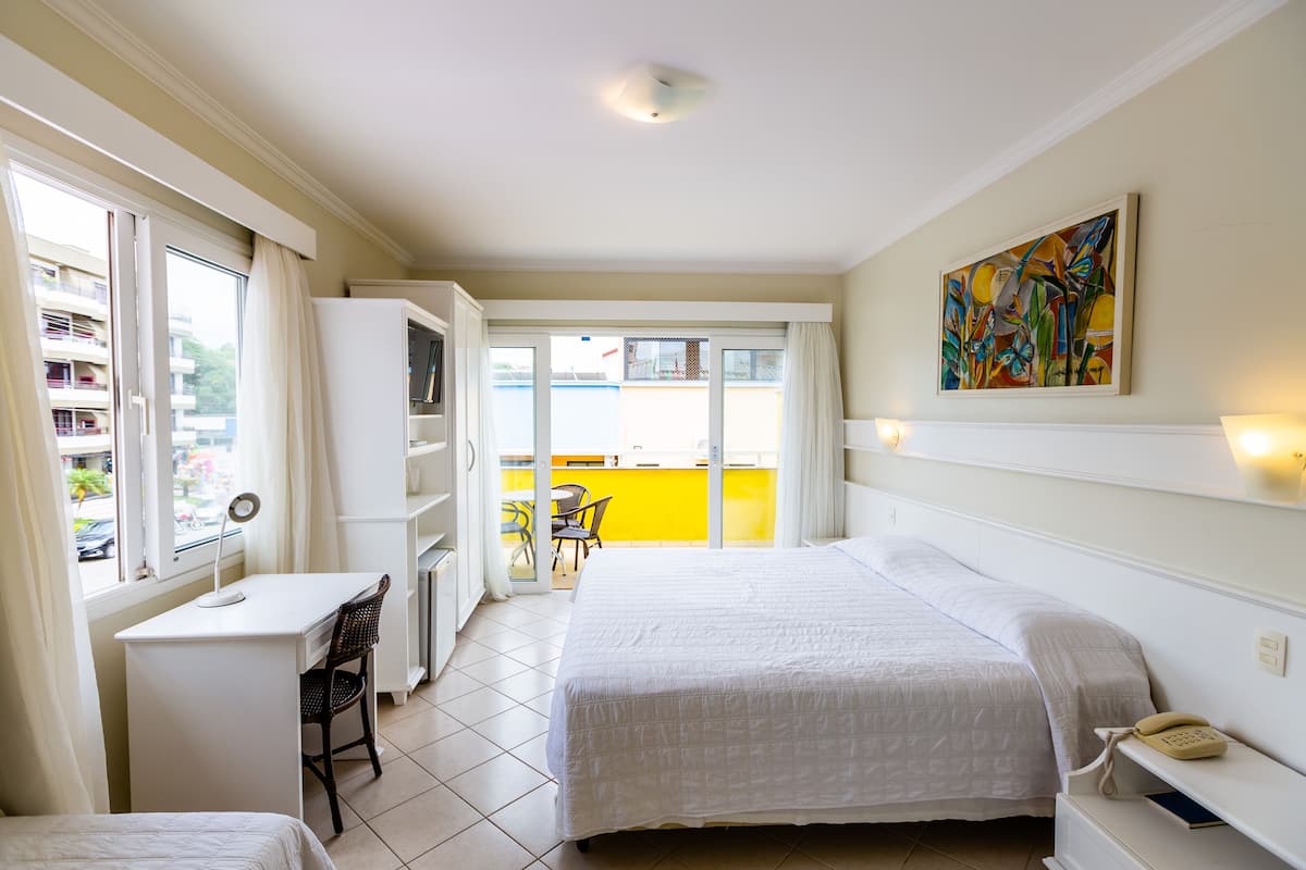 Duplo Frente Avenida | Minibar, wifi gratis, ropa de cama y acceso para silla de ruedas