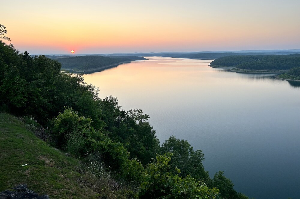 Breathtaking Views overlooking Bull Shoals Lake. 45 minutes from Branson!!