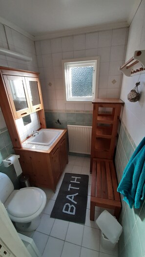 Serviettes fournies, papier toilette