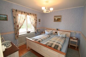 3 bedrooms, bed sheets