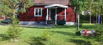Semesterhus i skogsbyn vid sjön