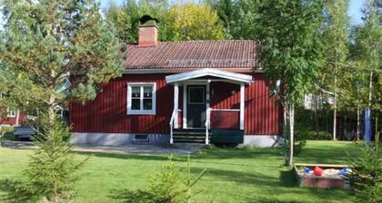 Lomatalo metsäkylässä järven rannalla