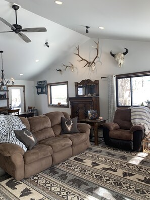 Smart-TV, DVD-spiller, fotballspill og bøker