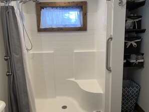 Douche, séchoir à cheveux, serviettes fournies, savon