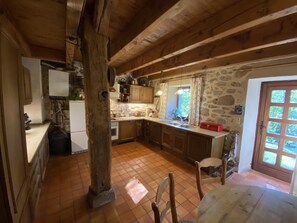 Een koelkast, een oven, een kookplaat, een vaatwasser