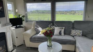 Cabaña | Sala de estar | Televisión de pantalla plana de 40 pulgadas con canales por cable