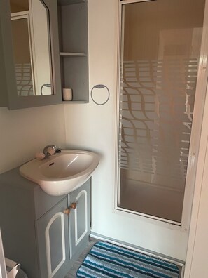 Cabin | Bathroom | Shower, hair dryer, towels