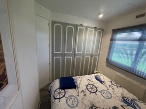 Ferienhütte, Mehrere Betten | 3 Schlafzimmer, Bügeleisen/Bügelbrett, Reisekinderbett, kostenloses WLAN