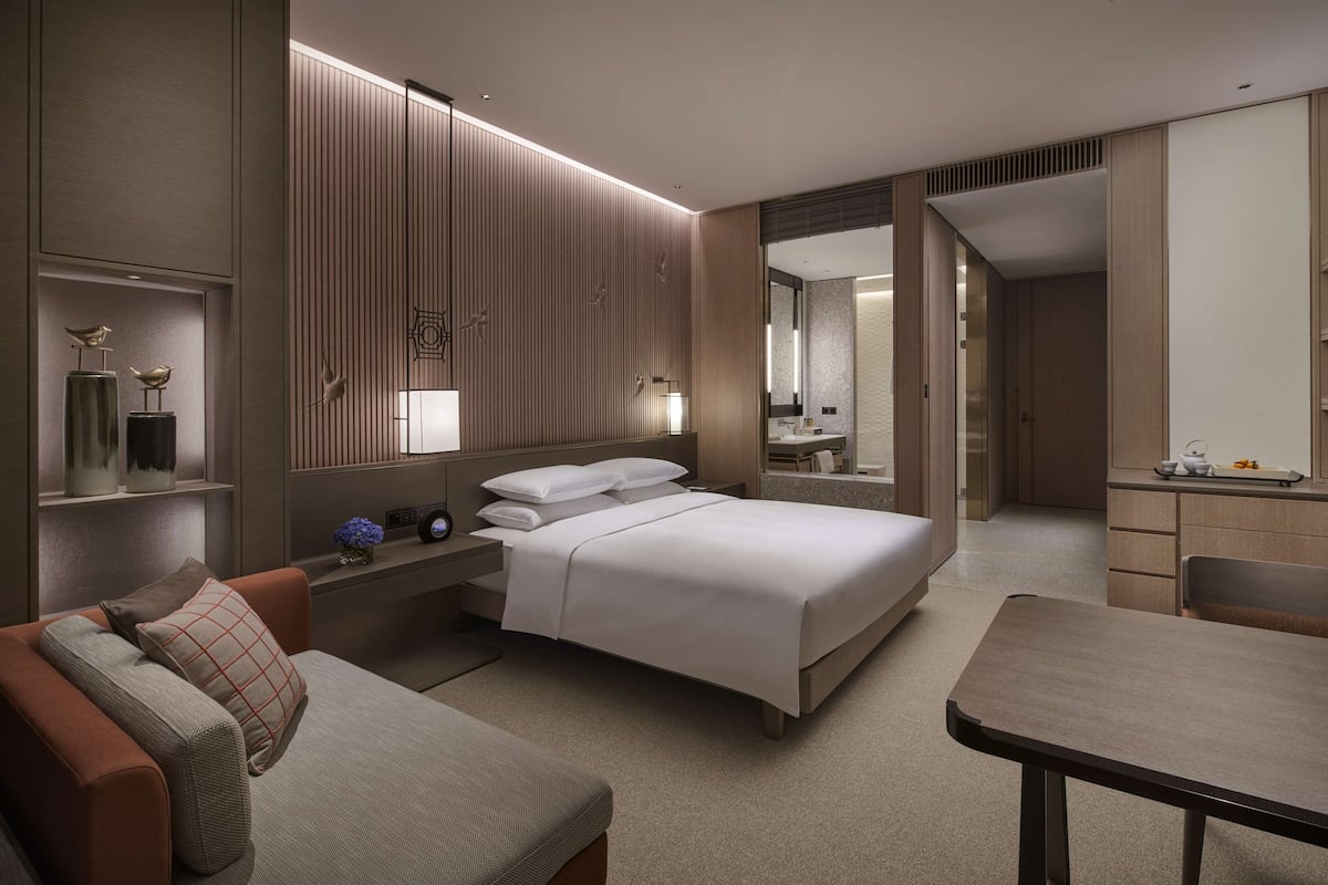 Room, 1 King Bed | In-room safe, desk, free WiFi, bed sheets