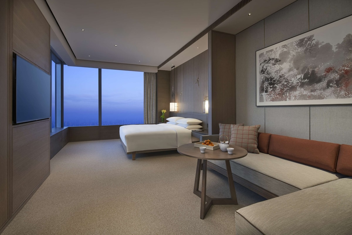 Club Room, 1 King Bed (Premium) | In-room safe, desk, free WiFi, bed sheets