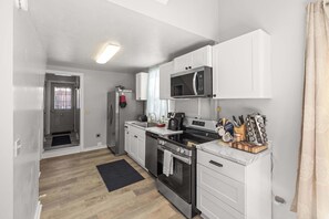 Refrigerador, microondas, horno, placa de cocina