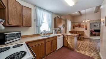 Jääkaappi, mikroaaltouuni, uuni, liesi