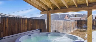 Hot Tub | 2min Walk | Mtn Views | Sleeps 8 + Pets