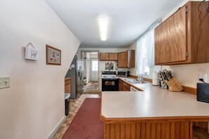 冷蔵庫、電子レンジ、オーブン、コンロ