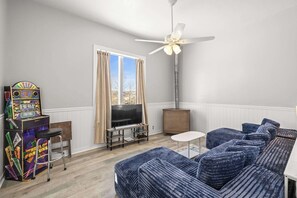 Televisión, videojuegos, estéreo, oficina