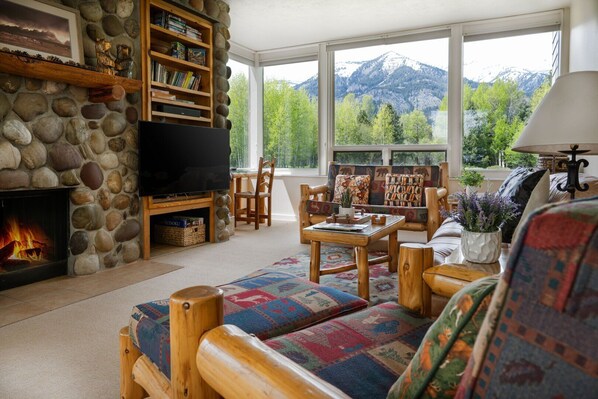 TV, fireplace - RMR: Lupine 1911 Condo in The Aspens/Wilson,WY (Wilson)