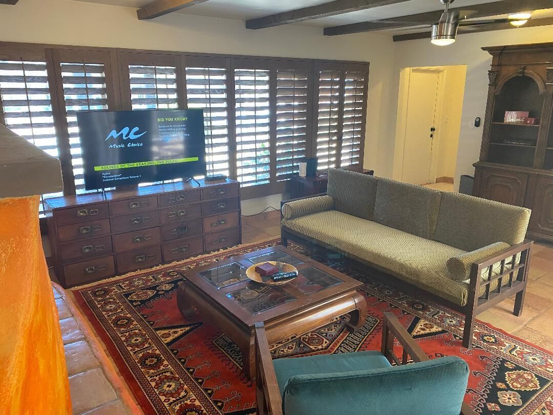 Een televisie, een open haard, boeken en een muziekbibliotheek